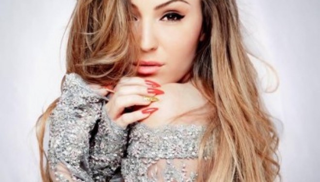 Adelina Berisha provokative në të zeza / FOTO