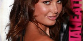 Angela Martini me set te ri dhe veshje transparente