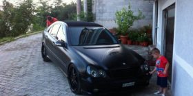 Tetovari që bëri me ar motorin e Mercedesit / FOTO