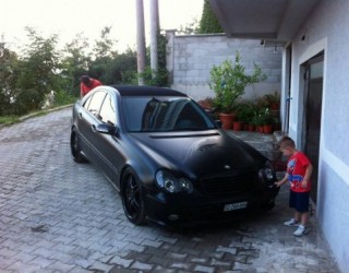 Tetovari që bëri me ar motorin e Mercedesit / FOTO