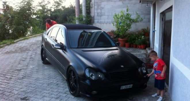 Tetovari që bëri me ar motorin e Mercedesit / FOTO