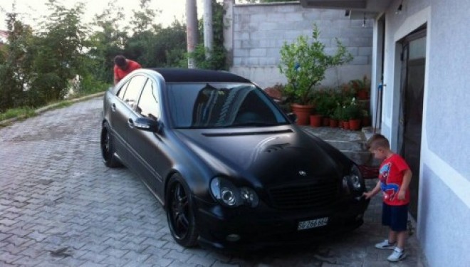 Tetovari që bëri me ar motorin e Mercedesit / FOTO