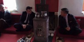 Donald Lu këmbëkryq në shtëpinë e myftiut të Tiranës, Ylli Gurra