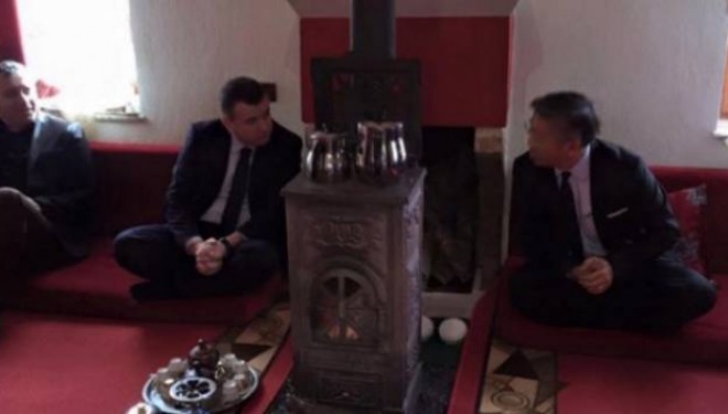 Donald Lu këmbëkryq në shtëpinë e myftiut të Tiranës, Ylli Gurra