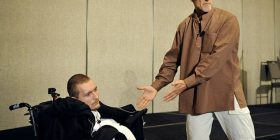 Kirurgu bën transplantimin e parë të kokës në majmunin e gjallë, thotë se do ta bëjë edhe tek njeriu (Foto/Video)