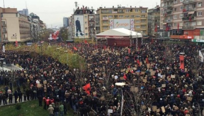 VV: 100 mijë pjesëmarrës në protestë, AAK: 70 mijë
