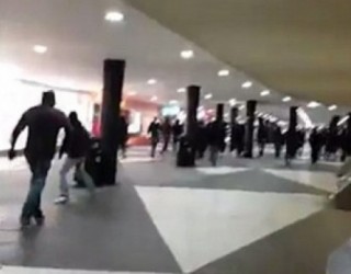 Në Suedi, persona të maskuar sulmojnë me shkopinj emigrantët (Video)