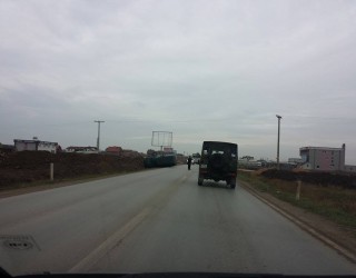 Uji shkatrron asfaltin në magjistralen Prishtinë-Ferizaj