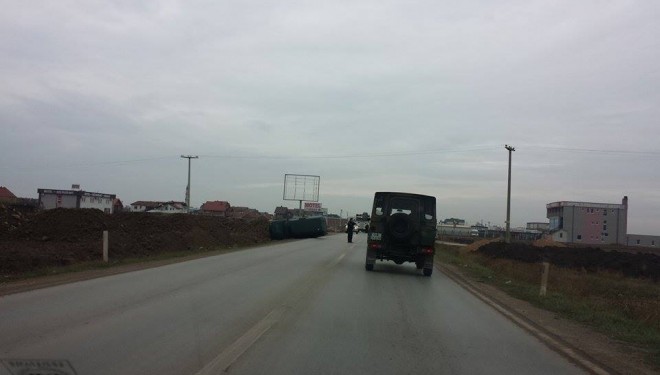 Uji shkatrron asfaltin në magjistralen Prishtinë-Ferizaj