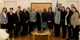 Jahjaga priti një grup të vullnetarëve të Korpusit amerikan të Paqes në Kosovë