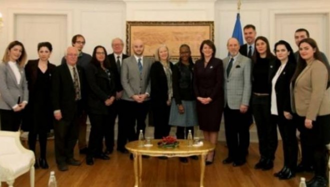 Jahjaga priti një grup të vullnetarëve të Korpusit amerikan të Paqes në Kosovë