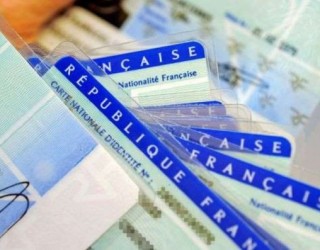 Shqiptari azilkërkues e dorëzon portofolin e gjetur, policia franceze e arreston