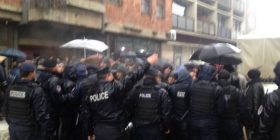 Qytetarët e bllokojnë hyrjen e kishës ortodokse në Gjakovë (Foto)