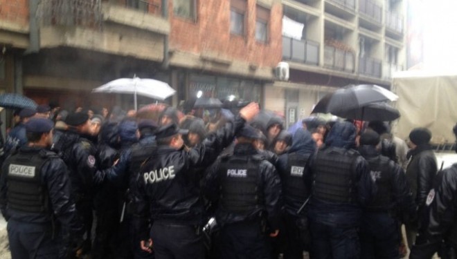 Qytetarët e bllokojnë hyrjen e kishës ortodokse në Gjakovë (Foto)
