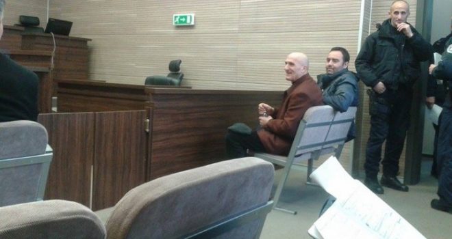 Glauk Konjufca para Gjykatës