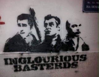 Veseli, Thaçi e Mustafa “kriminelë” në grafitin e ri