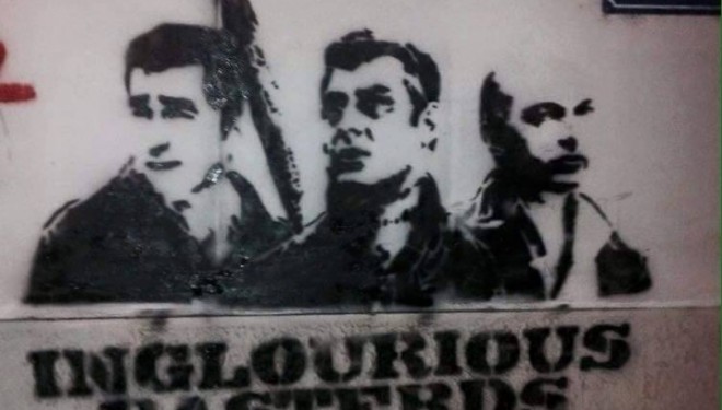 Veseli, Thaçi e Mustafa “kriminelë” në grafitin e ri
