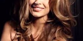 Miss Universe Albania ushqen të birin me gji ditën e dasmës / FOTO