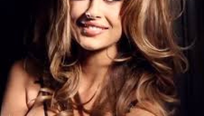 Miss Universe Albania ushqen të birin me gji ditën e dasmës / FOTO