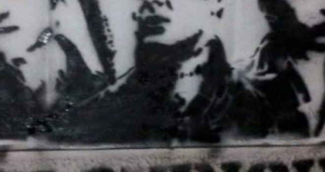 Grafit i ri në Pejë për Veselin, Thaçin e Mustafën