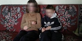 Dy jetimë nga Podujeva në mëshirën e hallës së tyre, kërkojnë ndihmë për një shtëpi (Video)