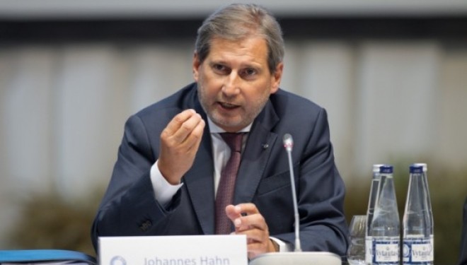 Komisioneri Hahn ka disa porosi për politikanët kosovarë