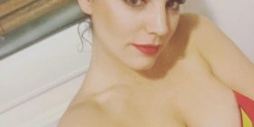 Femra më e dëshiruar në botë tregon gjoksin e saj bombastik / FOTO