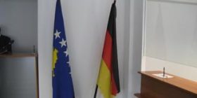 Konsulli i Kosovës në Frankfurt largon nga puna shoferin e mbikualifikuar (Video)