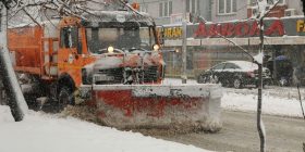 Rrugët kryesore të kryeqytetit, të pastruara nga bora