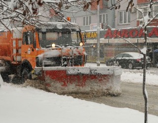 Rrugët kryesore të kryeqytetit, të pastruara nga bora