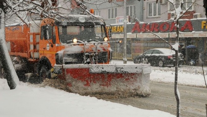 Rrugët kryesore të kryeqytetit, të pastruara nga bora