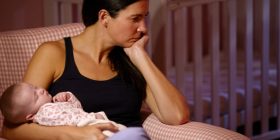 Çfarë është, cilat janë çrregullimet dhe si trajtohet depresioni postnatal