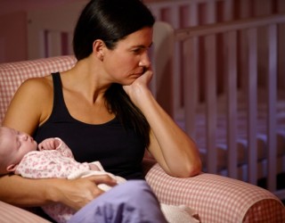 Çfarë është, cilat janë çrregullimet dhe si trajtohet depresioni postnatal