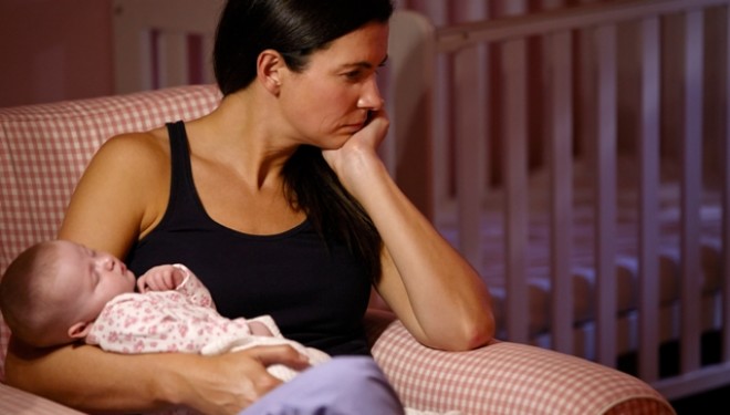 Çfarë është, cilat janë çrregullimet dhe si trajtohet depresioni postnatal