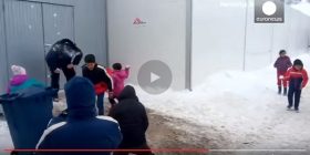 Femijet refugjate e gjuejne policin serb me bore!