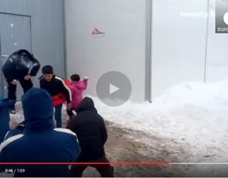 Femijet refugjate e gjuejne policin serb me bore!