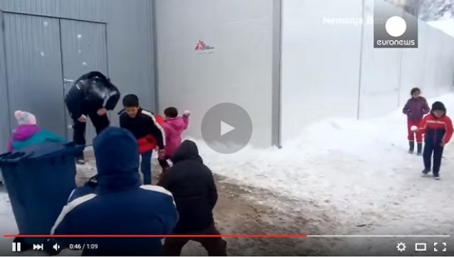 Femijet refugjate e gjuejne policin serb me bore!