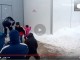 Femijet refugjate e gjuejne policin serb me bore!