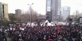 LIVE: Ndiqeni drejtpërdrejt protestën e opozitës (Video)