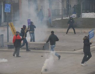 Të rinjtë mes përplasjeve në skenën politike