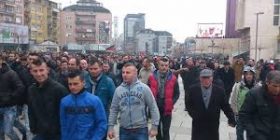 Protestuesit arrijnë në sheshin “Skënderbeu”