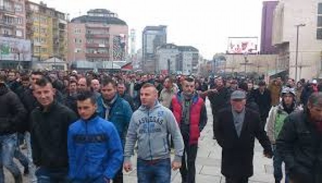 Protestuesit arrijnë në sheshin “Skënderbeu”