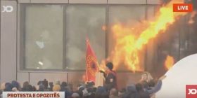 Qeverisë i futet flaka (Foto + Video)