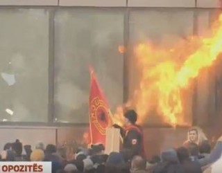 Qeverisë i futet flaka (Foto + Video)