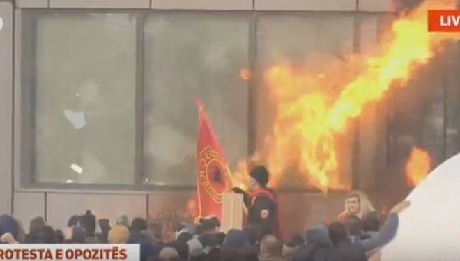 Qeverisë i futet flaka (Foto + Video)