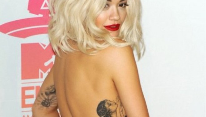Rita Ora nuk përmbahet, pozon topless për revistën / FOTO