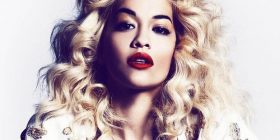 Rita Ora më fustan të gjatë, shkëlqen në premierën e filmit (Foto)