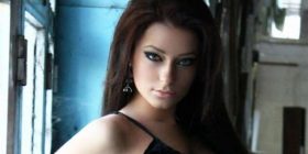 “Përdhunohet” Ronela Hajati! (Video)