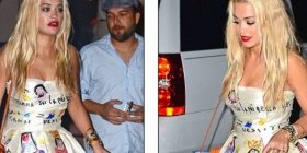 Rita Ora shkëlqen në fustanin e satinit të Dolce & Gabbana /FOTO