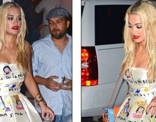 Rita Ora shkëlqen në fustanin e satinit të Dolce & Gabbana /FOTO